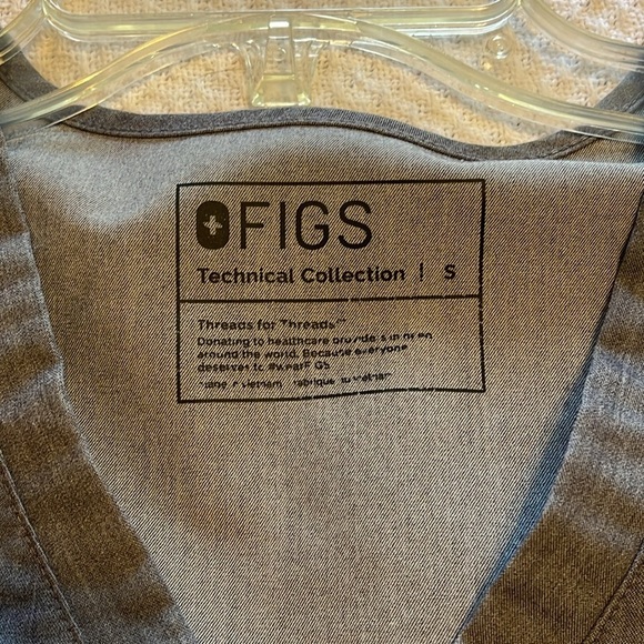 Figs Catarina One Pocket Scrub Top in Graphite Gray size Small - Picture 3 of 6